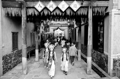 专业配资门户 峡谷造“悬崖民宿” 感受“仙侠世界”的浪漫